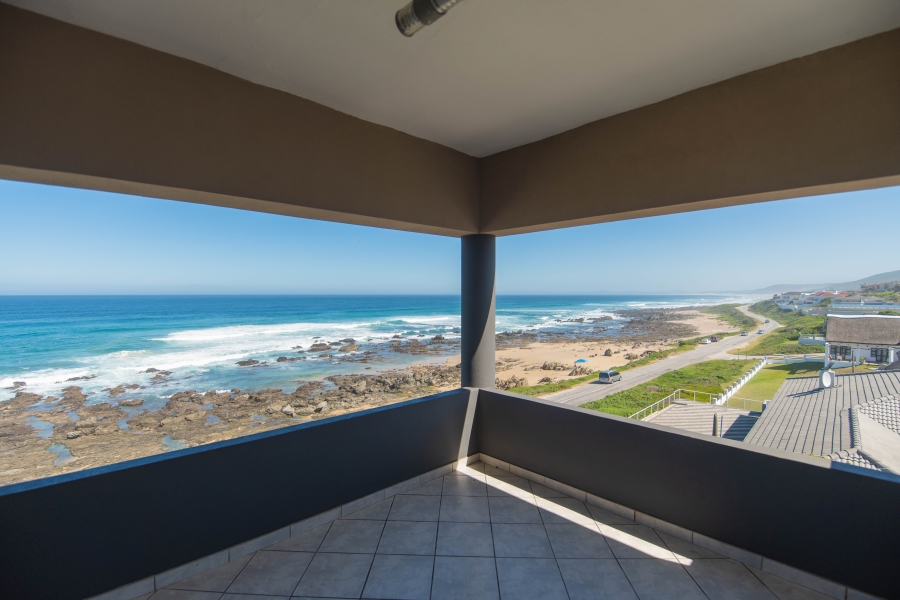 6 Bedroom Property for Sale in Beachview Eastern Cape